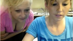 Madre E Hija En La Webcam